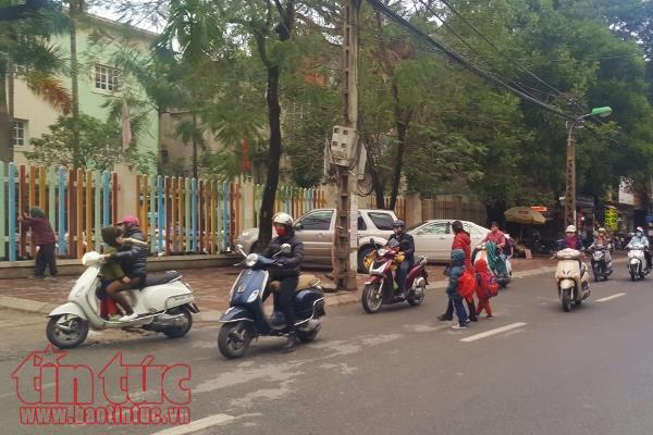 Phụ huynh cần theo dõi tin dự báo thời tiết để biết lịch nghỉ học cho con ảnh 1